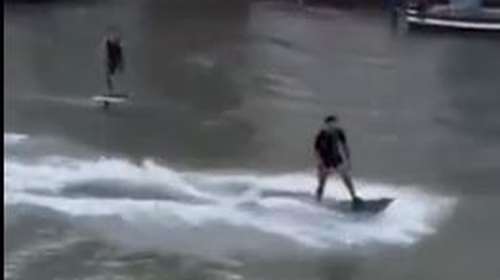 Απίστευτο: Τουρίστες σερφάρουν με μηχανοκίνητες σανίδες στα κανάλια της Βενετίας - Έπεσε βαριά &quot;καμπάνα&quot; [Βίντεο]