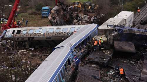 Τραγωδία στα Τέμπη: Βρήκα ζωντανό ένα μωρό κάτω από το κάθισμά μου, λέει φοιτητής που σώθηκε