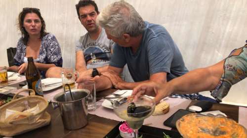 Αλέξης Τσίπρας και Περιστέρα για διακοπές στα Κουφονήσια- Με βερμούδες, σαγιονάρες και χαλαρές στιγμές με μπύρες [εικόνες]