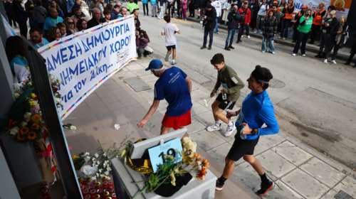 Αλκης Καμπανός:  Ο πρώτος αγώνας δρόμου στη μνήμη του - Δίπλα-δίπλα άνθρωποι κάθε ηλικίας με φανέλες των αγαπημένων τους ομάδων