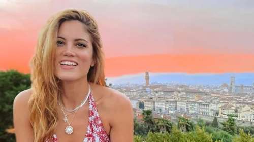 Μαίρη Συνατσάκη: Φοράει μαύρο εφαρμοστό φόρεμα και μας δείχνει πόσο έχει μεγαλώσει η κοιλίτσα της