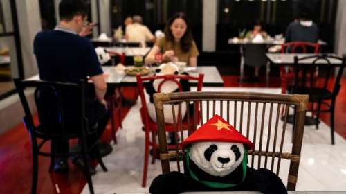 Ταϊλάνδη-κορονοϊός: Κοινωνική αποστασιοποίηση...με κούκλες Πάντα για παρέα και για να ξέρετε που θα κάτσετε!