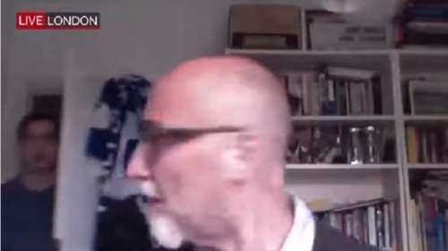 Viral: Εξαλλος πατέρας βρίζει τον γιο του live στο BBC επειδή τον διέκοψε! [βίντεο]