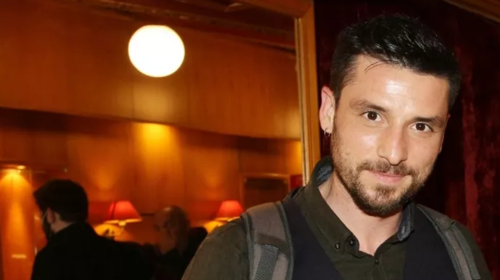 Η στιγμή που η αστυνομία φτάνει στο θέατρο μετά τη φάρσα του Σπύρου Χατζηαγγελάκη για βόμβα [εικόνα]