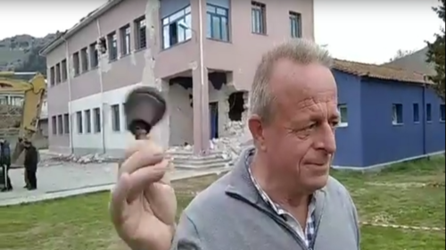 Δεν άντεξε ο δάσκαλος του Δαμασίου: Έβαλε τα κλάματα στο τελευταίο κουδούνι - Κατεδαφίζεται το &quot;πληγωμένο&quot; σχολείο