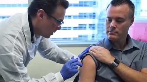 Εμβόλιο Moderna: Τι αποκαλύπτουν οι δύο εθελοντές που εμβολιάστηκαν πρώτοι για τον κορονοϊό