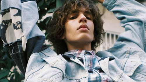 Η διαδρομή του Άνταμ Χαλίλ από το GNTM μέχρι τον οίκο Givency: &quot;Έγινα δακτυλοδεικτούμενος - Ειδικά όταν άρχισα να γίνομαι queer άτομο, αρχισα να χάνω φίλους, να μη με αποδέχεται ο κόσμος&quot;