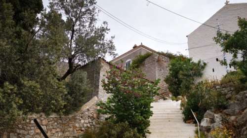 Περιπέτειες για τον Κώστα Μπουτάρη: Από τη διάσωση της οινοποιίας στον νέο πλειστηριασμό πολυτελούς ακινήτου στην Υδρα