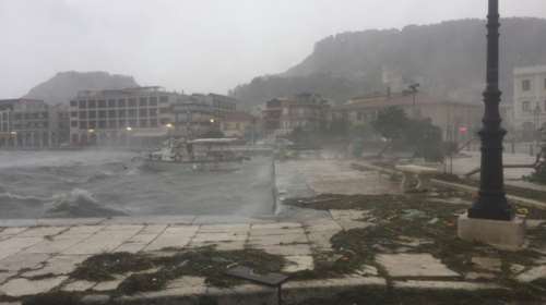 Κακοκαιρία Ιανός - Ζάκυνθος: Ζημιές σε σπίτια και δρόμους από ανέμους 11 μποφόρ - Βούλιαξε ιστιοφόρο [εικόνες, βίντεο]