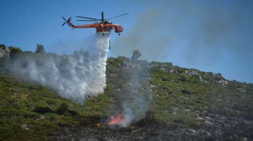 Μεγάλη φωτιά στο Πήλιο: Μήνυμα και από το 112, επιχειρούν δύο αεροπλάνα και ένα ελικόπτερο