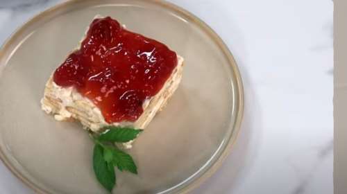 Πολύ δροσερό και ανάλαφρο μπισκοτογλυκό ψυγείου με γιαούρτι και μαρμελάδα - Ετοιμο στο 10λεπτο