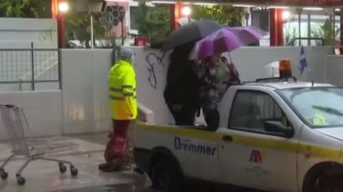 Μοσχάτο: Ο δήμος μεταφέρει σε... καρότσες κόσμο στον ΗΣΑΠ