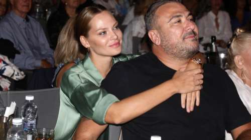 Η Υβόννη Μπόσνιακ με πορτοκαλί μπικίνι μας δείχνει στον καθρέφτη το καλλίγραμμο κορμί της