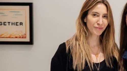 Σπάνια δημόσια εμφάνιση για την Κάθριν Εμπειρίκου - Κομψή σε εγκαίνια έκθεσης για καλό σκοπό