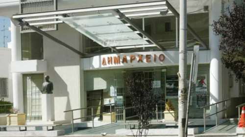 Εφοδος Ρουβίκωνα στο δημαρχείο Αγίας Παρασκευής με ιατρικές μάσκες - Πέταξαν τρικάκια υπέρ των κορονο-πάρτι