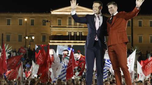 Ο Κασσελάκης ανέβασε τον Τάιλερ στην εξέδρα μετά την ομιλία του στο Σύνταγμα [εικόνες]