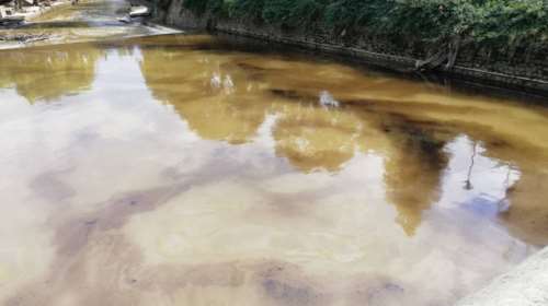 Τρίκαλα: Πετρελαιοκηλίδα στα νερά του Ληθαίου ποταμού [εικόνες]