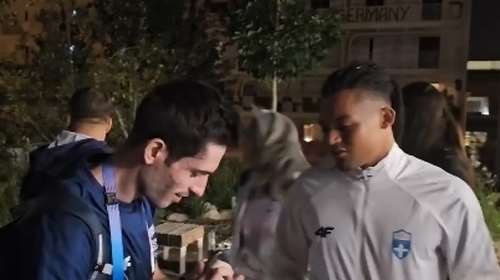 &quot;Πού είναι το μετάλλιο&quot;: Η ελληνική αποστολή υποδέχτηκε τον Τεντόγλου στο Ολυμπιακό Χωριό - Αγκαλιές και... πειράγματα [βίντεο]