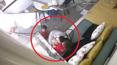 Έκρηξη στη Βηρυτό: Απίστευτο βίντεο με μητέρα και τα παιδιά της να παρασύρονται από το ωστικό κύμα