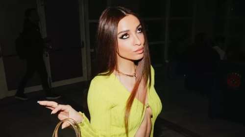 Η Ελένη Φουρέιρα ποζάρει topless λίγο πριν τη μεγάλη της επιστροφή στη σκηνή