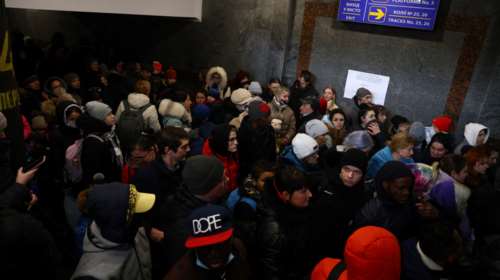 Ουκρανία: Χιλιάδες άμαχοι παλεύουν για να ανέβουν στα τρένα - Οικογένειες στριμώχνονται για να φύγουν [Βίντεο]