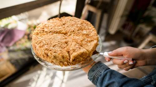 Τέλειο γλυκό για το καλοκαίρι: Τραγανό Crumble κέικ με καρύδα &amp; ροδάκινα - Σούπερ γευστικό, πανεύκολο