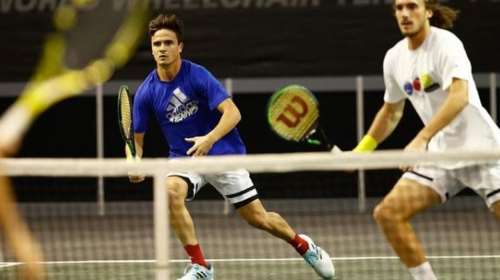 Μόντε Κάρλο: Στο πλευρό του Στέφανου Τσιτσιπά ο μικρός αδελφός του, Πέτρος - Ξεκίνησαν με νίκη στο διπλό