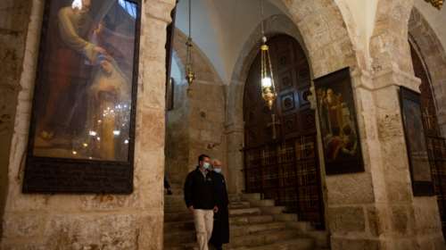 Πάσχα: Πώς θα γίνει φέτος η αφή και η μεταφορά του Αγίου Φωτός από τον Πανάγιο Τάφο