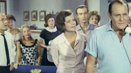 "Τζένη Τζένη": Ο Νίκος Καραθάνος μεταφέρει θεατρικά τη μεγάλη κινηματογραφική επιτυχία της Τζένης Καρέζη