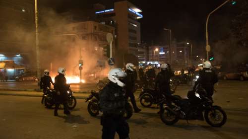 Επεισόδια στη Νέα Σμύρνη: Ο απολογισμός της ΕΛΑΣ - 5 τραυματίες αστυνομικοί και 16 συλλήψεις