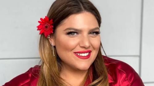 Η Δανάη Μπάρκα μάς δείχνει πώς θα φορέσουμε το δερμάτινο φόρεμα