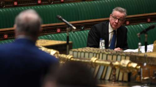 Στην αντεπίθεση η Βρετανία κατά της ΕΕ για τα εμβόλια: Εχουμε πληρώσει και πρέπει να παραλάβουμε