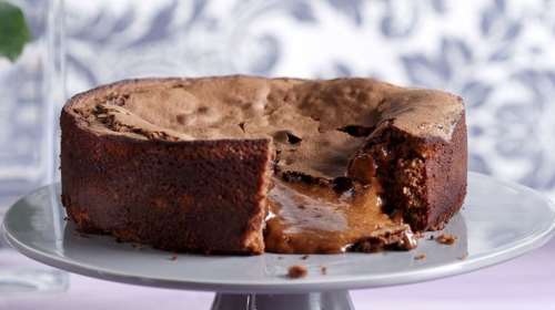 Συνταγή για υγρό κέικ με πραλίνα φουντουκιού από τον Ακη Πετρετζίκη