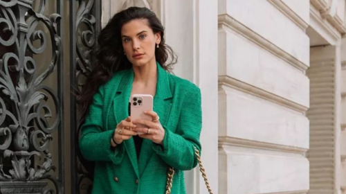 Η Χριστίνα Μπόμπα φόρεσε το καλσόν που θα φοράμε φέτος την άνοιξη - η δυνατή τάση της σεζόν