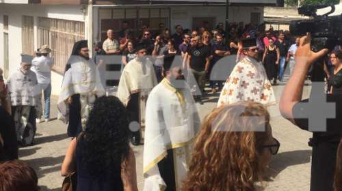 Θρήνος στην κηδεία του πιλότου της πολεμικής αεροπορίας Μανώλη Γαρεφαλάκη