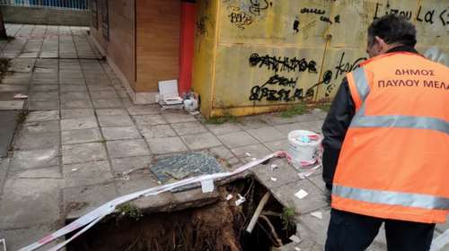 Θεσσαλονίκη: &quot;Ανοιξε&quot; το πεζοδρόμιο και έπεσε ξαφνικά στο κενό σε τρύπα δύο μέτρων- Τραυματίστηκε υπάλληλος καθαριότητας