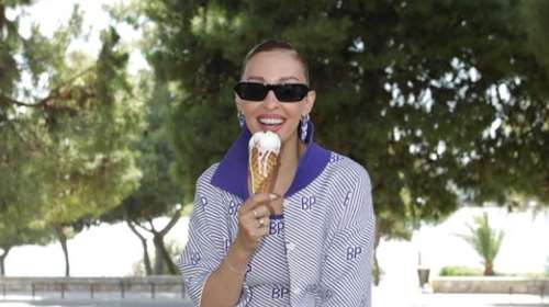 Η Ελένη Φουρέιρα ποζάρει αγκαλιά με τον γιο της στο ηλιοβασίλεμα [εικόνες]