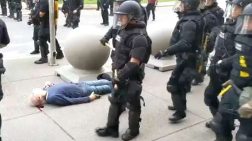 ΗΠΑ: Αστυνομικοί παραιτούνται σε συμπαράσταση σε συναδέφούς τους που τέθηκαν σε διαθεσιμότητα...επειδή έσπρωξαν ηλικωμένο