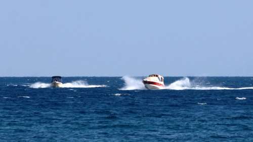 Ταχύπλοο τραυμάτισε 59χρονο κολυμβητή στο Μαρμάρι- Συνελήφθη ο χειριστής