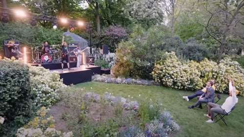 Ο Μακρόν έχασε στοίχημα και φιλοξένησε συναυλία heavy metal στο Ελιζέ