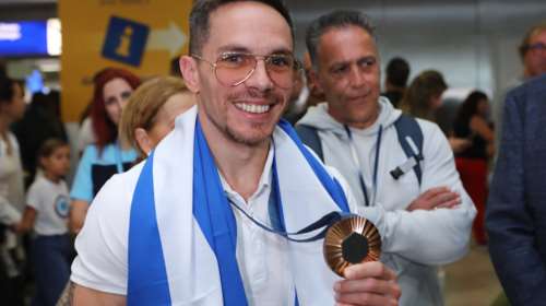 Έφθασε ο Λευτέρης Πετρούνιας στο &quot;Ελ. Βενιζέλος&quot;: &quot;Μου ζητήθηκε και το παρέδωσα&quot; είπε για το χάλκινο μετάλλιο