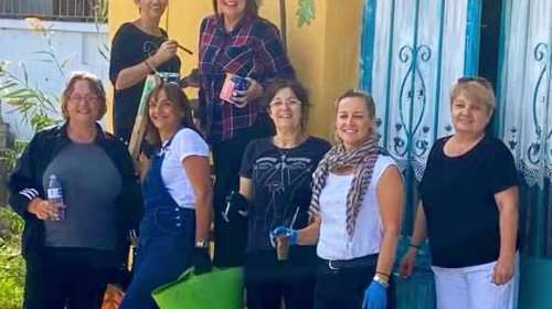 Χαλκιδική: Oι 7 γυναίκες που πολεμούν τη μουντάδα του lockdown ζωγραφίζοντας τοίχους [εικόνες]