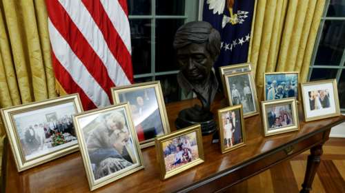 Λευκός Οίκος: Οι συμβολικές φωτογραφίες και προτομές στο ανακαινισμένο Οβάλ Γραφείο του Μπάιντεν [Εικόνες]