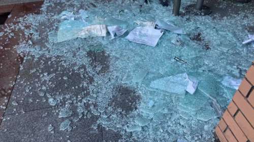 Μπαράζ επιθέσεων με βαριοπούλες και μολότοφ στη ΔΟΥ Χολαργού και το ΚΕΠΥΟ [εικόνες, βίντεο]