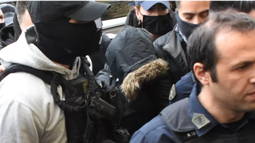 &quot;Κάντε λίγη ησυχία εσείς που βρίσκεστε έξω από το σπίτι της δολοφόνου&quot;