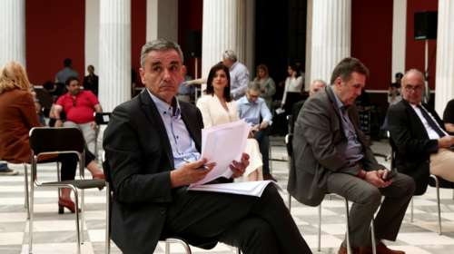 Ο Τσακαλώτος &quot;αδειάζει μεγαλοπρεπώς&quot; τον Αρβανίτη: Ευχάριστη έκπληξη το πακέτο των 750 δις της Κομισιόν