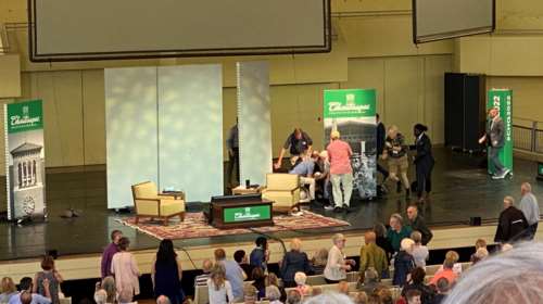 Σαλμάν Ρουσντί: Το Ιράν λέει πως εκείνος φταίει που τον μαχαίρωσαν