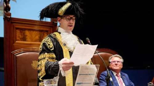 Δήμαρχος ορκίστηκε υπό τους ήχους των Metallica - Μίλησε στη γλώσσα του Star Trek