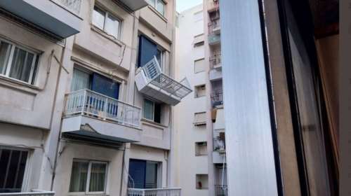 Τρομακτικό σκηνικό στη Συγγρού: Ετοιμόρροπο μπαλκόνι κρέμεται πάνω από τα κεφάλια των περαστικών