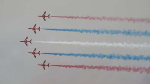 Παλαιό Φάληρο: Εντυπωσιακή αεροπορικη επίδειξη των Red Arrows στον αττικό ουρανό [εικόνες, βίντεο]